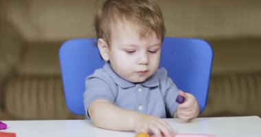 Anne çocuğu azarlıyor.