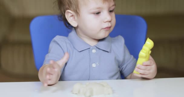 Niño juega artificial azul — Vídeo de stock