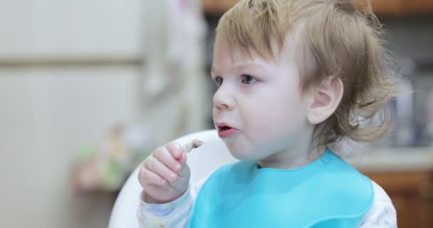 Boy eats lard and rusks — Stockvideo