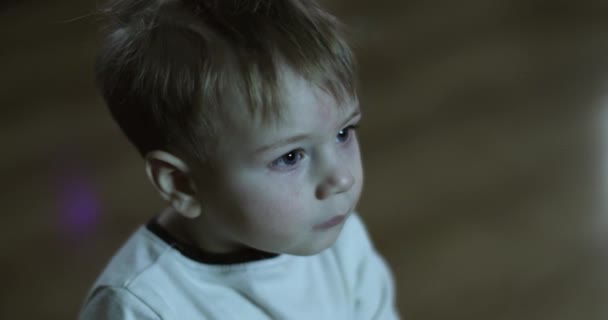 Мальчик смотрит телевизор и ест — стоковое видео