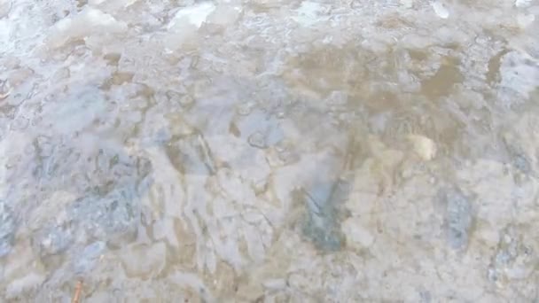 Талая вода в бетоне — стоковое видео