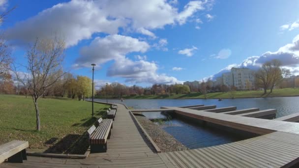 Área de recreación de madera en el pontón — Vídeo de stock