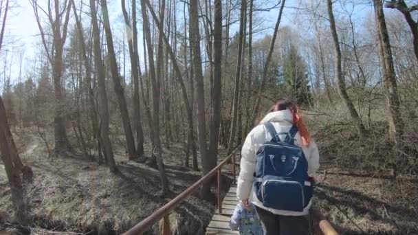 어머니 와아들이 다리로 가는 모습 — 비디오