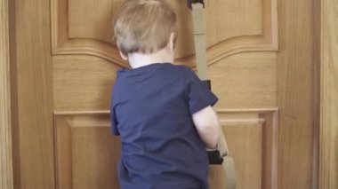 Çocuk TRX 'i tuzağa düşürüyor.