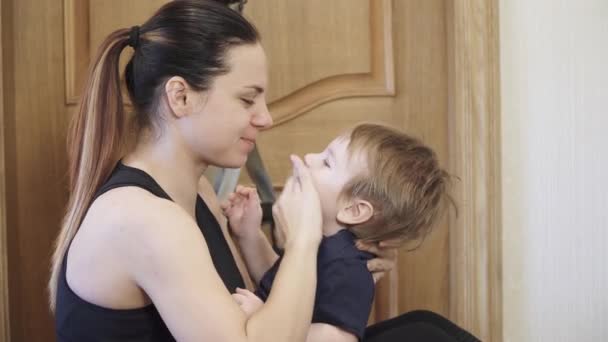 Мама целуется и держит — стоковое видео