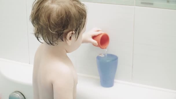 Boy child bathes in bath — Stock Video