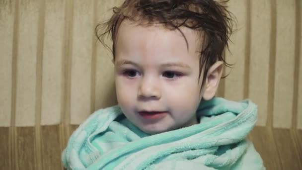 Мальчик в полотенце дрожит — стоковое видео