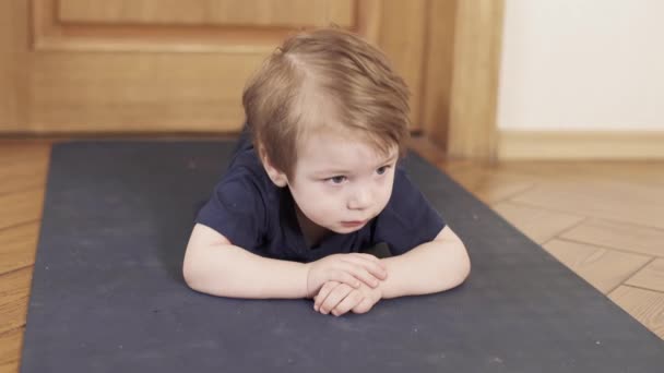 Baby pojke armhävningar hemma — Stockvideo