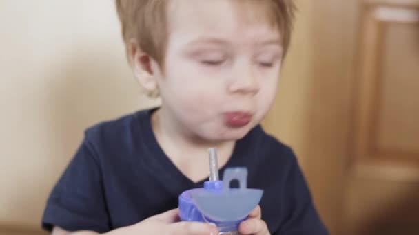 Мальчик пьет воду. — стоковое видео