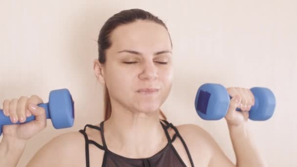 Flicka är engagerad i fitness hemma — Stockvideo