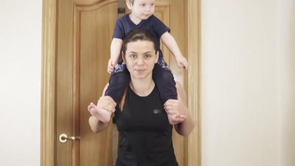 Dívka je zapojena do fitness doma — Stock video