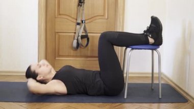 Bir kadın evde karantina uyguluyor.