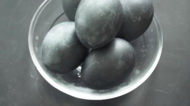 Siyah Tavuklu Paskalya Yumurtaları
