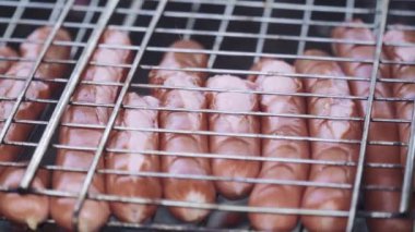 Ateşte sosis pişirmek.