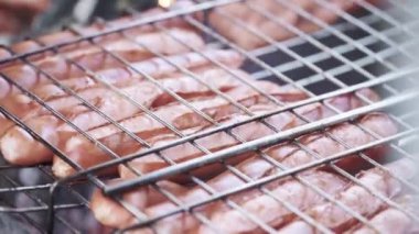 Ateşte sosis pişirmek.