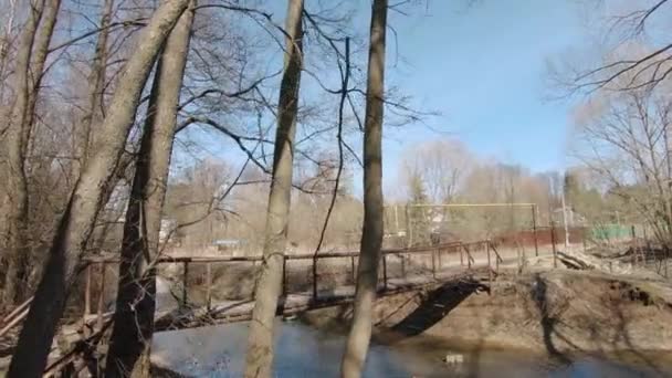 Houten brug met metalen leuning — Stockvideo