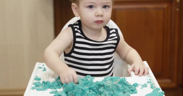 Boy plays with kinetic sand — Stock Video