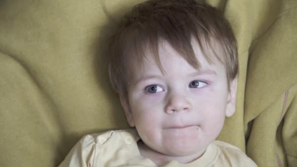 Garçon enfant sur oreiller doux — Video