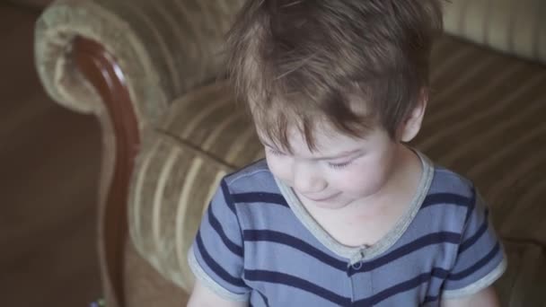 Pojken fångar en såpbubbla — Stockvideo