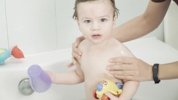 Kleine jongen in bad gewassen — Stockvideo