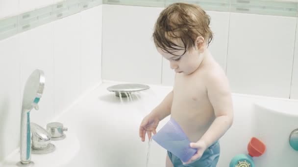 Çocuk banyoda yıkanır. — Stok video