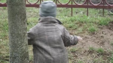 Çocuk çitten kaçıyor.