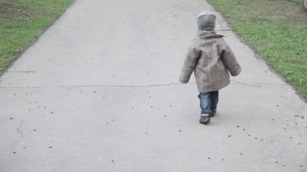 Garçon enfant en manteau dans l'allée — Video