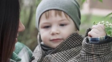 Çocuk çiçekleri kokluyor