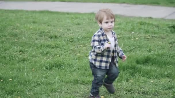 Garçon enfant dans un t-shirt vomit fleurs 