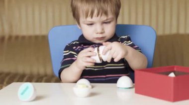 Çocuk bir bulmaca oynuyor.