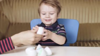 Çocuk bir bulmaca oynuyor.