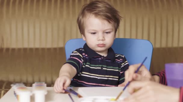 Mãe ensina uma criança a desenhar — Vídeo de Stock