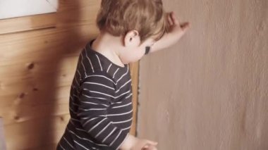Çocuk ahşap kapıyı kapatıyor.