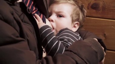 Annem bir erkek bebeği emziriyor.