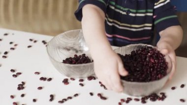 Çocuk fasulye oynuyor.