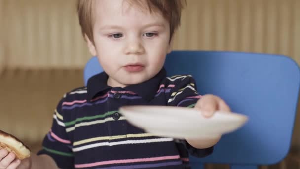 Menino criança come cheesecakes — Vídeo de Stock