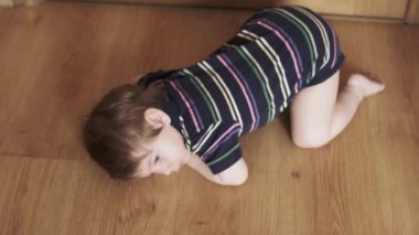 Çocuk yerde yatıyor.