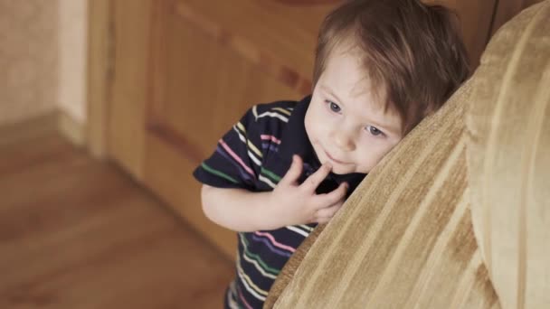 Mały chłopiec ukrywa się i podgląda — Wideo stockowe