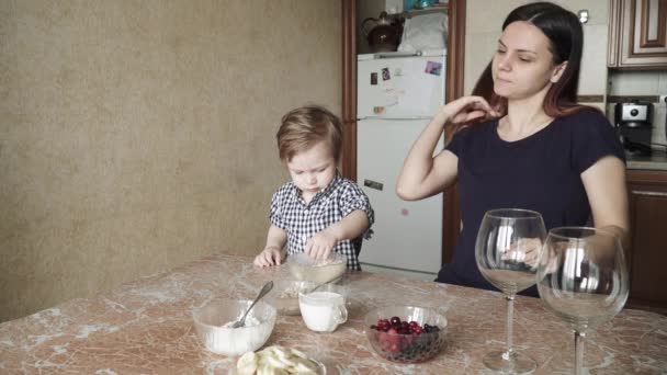 Niño ayuda a mamá en la preparación — Vídeos de Stock