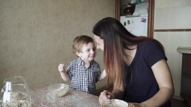 Niño ayuda a mamá en la preparación — Vídeo de stock