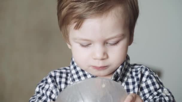 Garçon joue avoine à la maison — Video