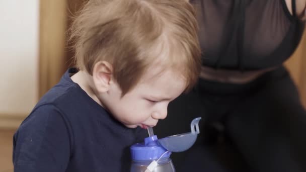 Enfant garçon boit de l'eau — Video