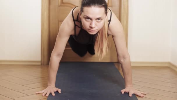A menina faz exercícios no TRX — Vídeo de Stock