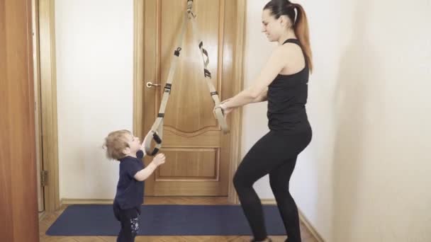 TRX und lehrt das Kind — Stockvideo