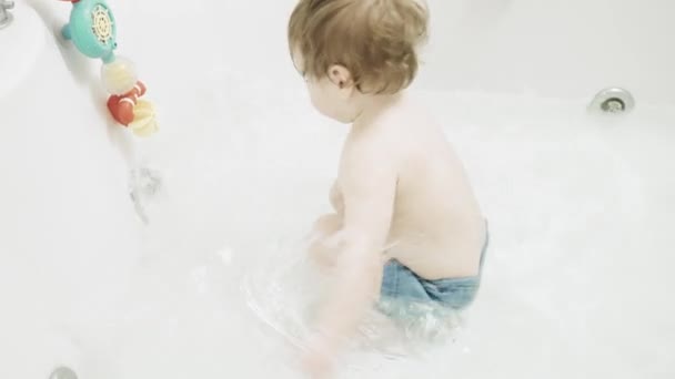 Ragazzo bambino bagna nel bagno — Video Stock