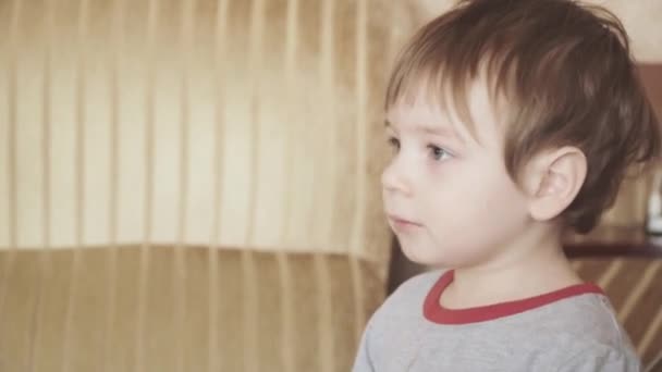 Dziecko chłopiec oglądanie telewizji — Wideo stockowe