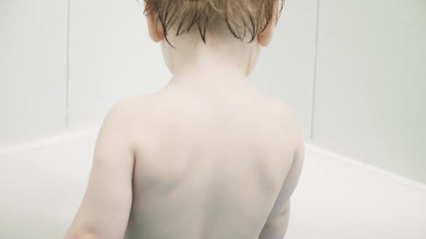 Мальчик купается в ванне — стоковое видео