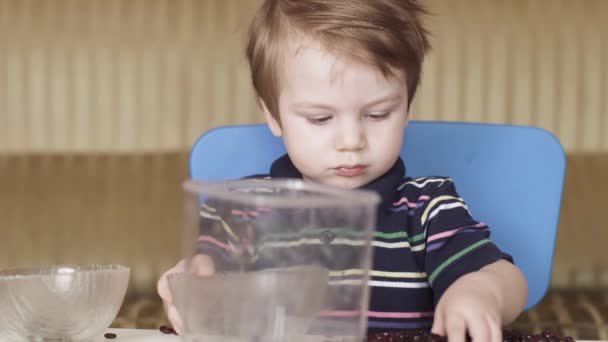 Αγόρι παιδί παίζει φασόλια — Αρχείο Βίντεο