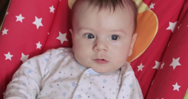 Baby ist glücklich in der Wiege — Stockvideo