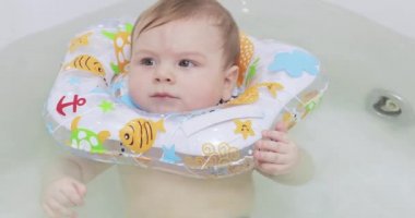 Bebek banyoda yüzüyor.